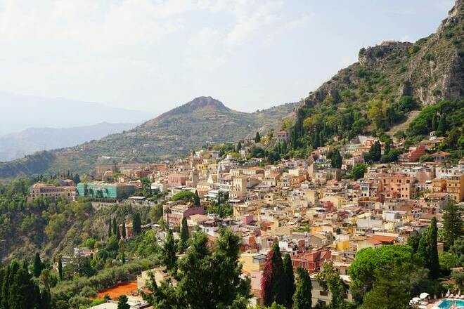 Scorcio della citta di Taormina citta e della valle