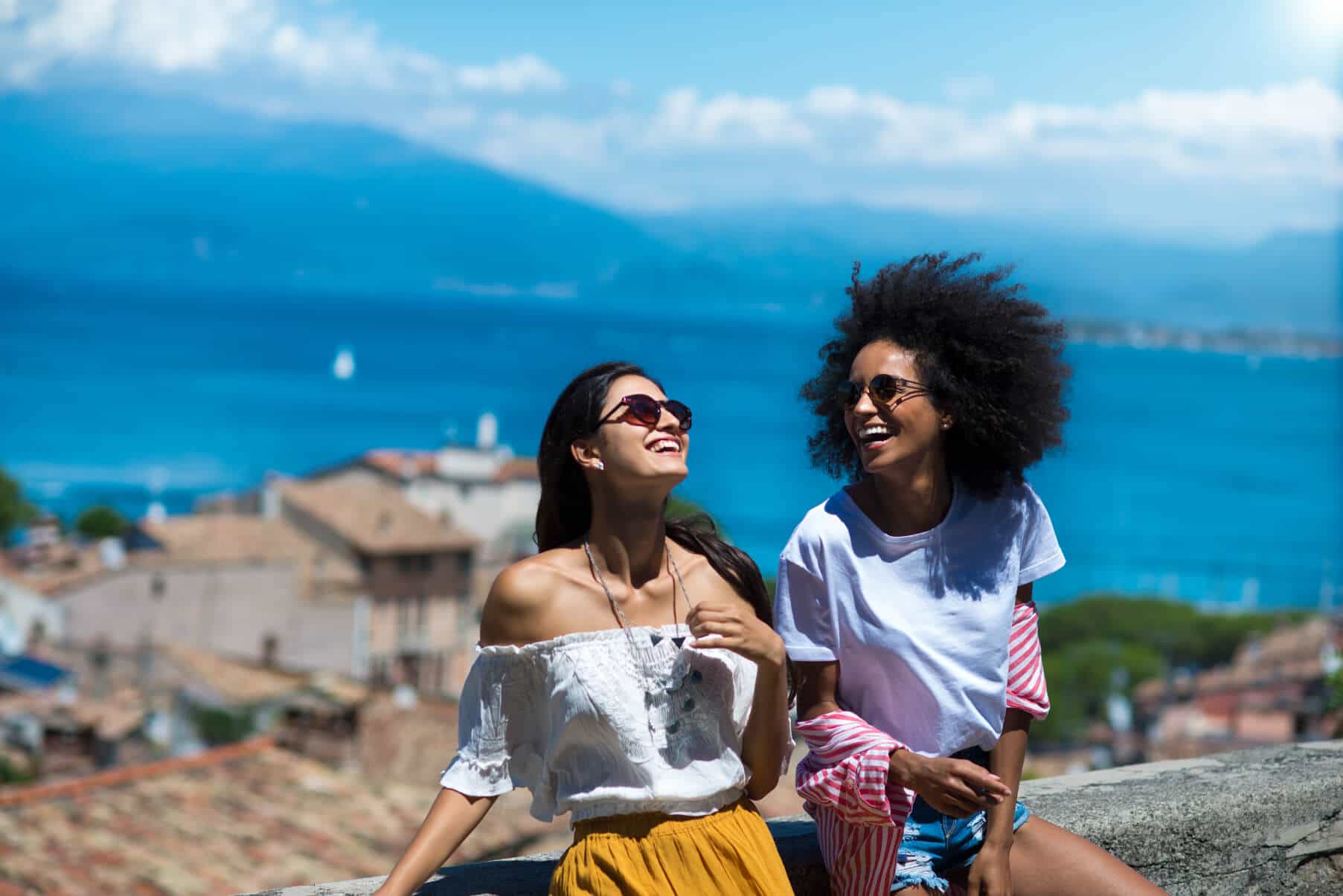 Ragazza con braccia alzate che guarda aereo davanti a lei