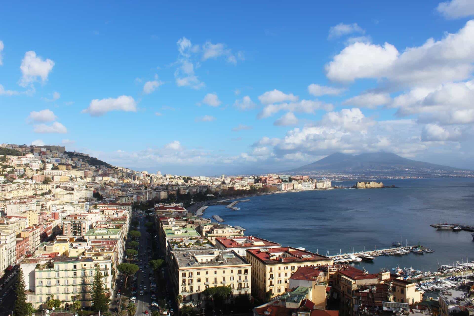 Napoli vista dall'altro al tramonto 