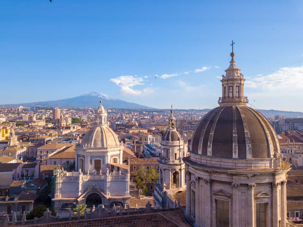 Duomo di Catania dall'alto ed Etna in lontananza