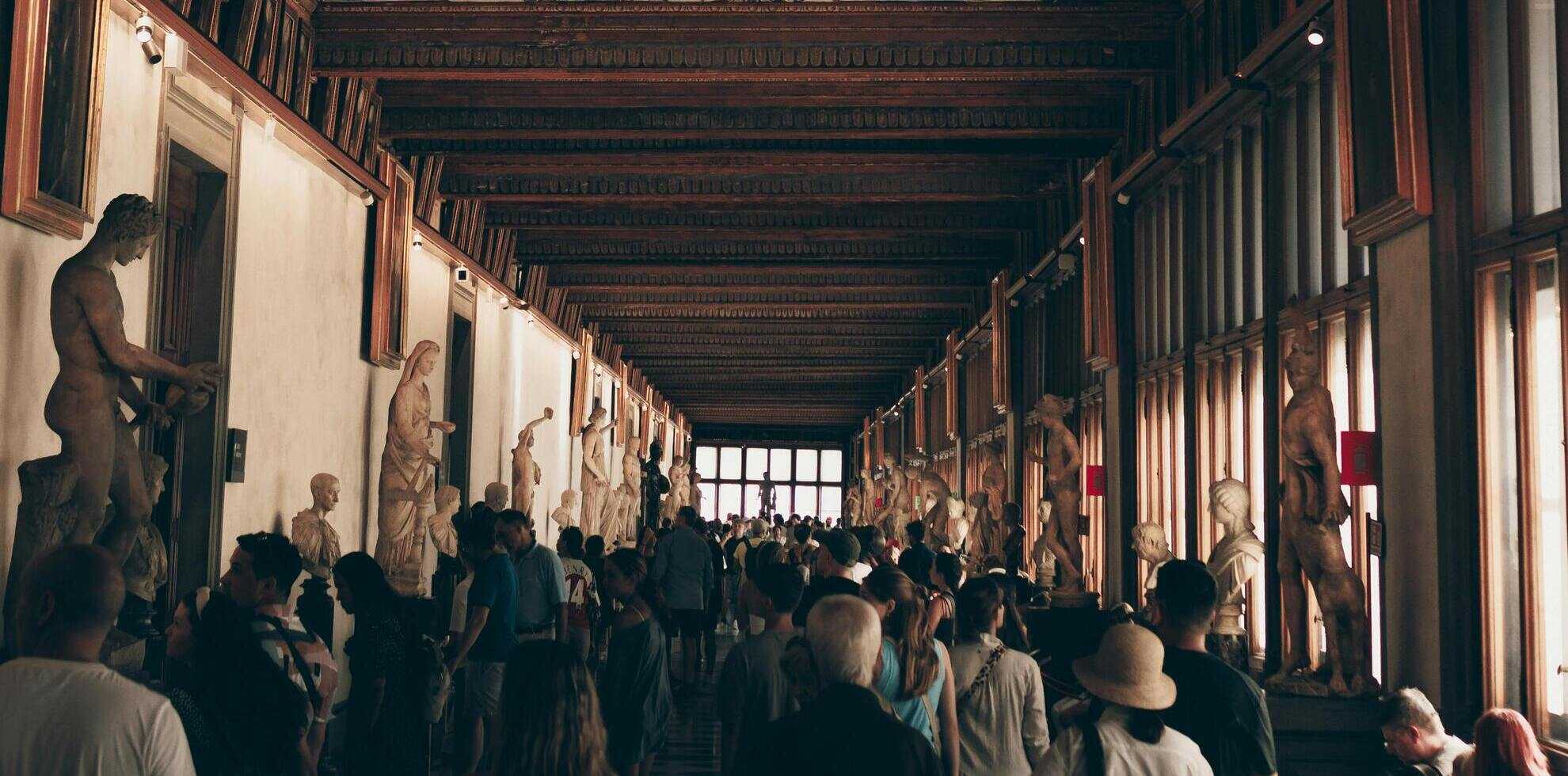 Museo italiano con folla di persone
