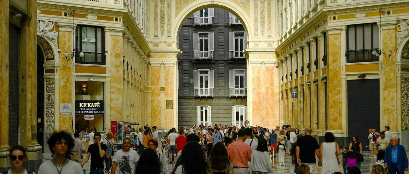 Persone in galleria Umberto I a Napoli