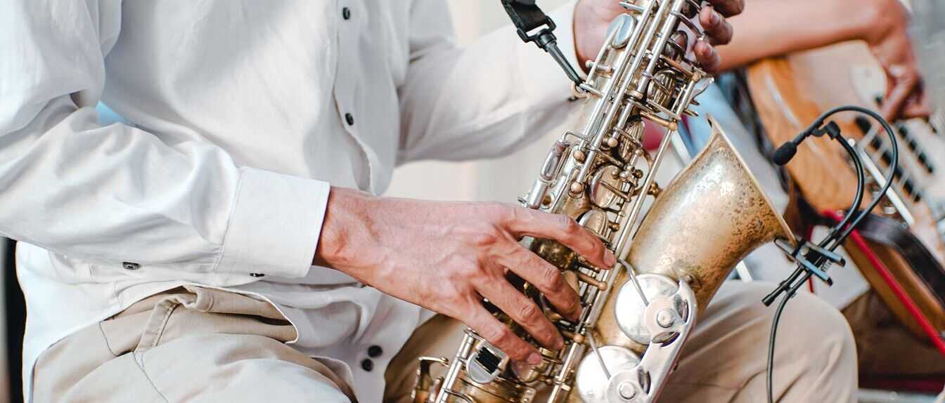 Musicista Jazz in Camicia Suona Il Sassofono