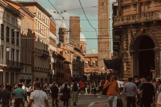 Piazza di Porta Ravegnana con Torre degli Asinelli e Torre Garisenda