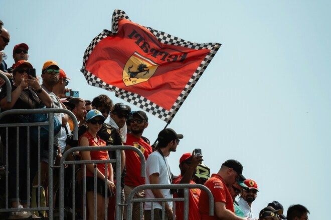 Pubblico Sugli Spalti Dell'autodromo Di Monza Con Bandiera Ferrari (1) (1) (1) (2)