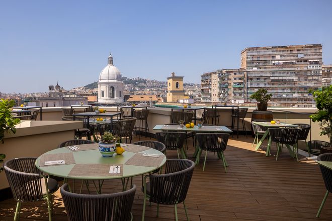 Terrazza Dell'una Hotels Napoli Con Tavoli E Vista Sulla Città