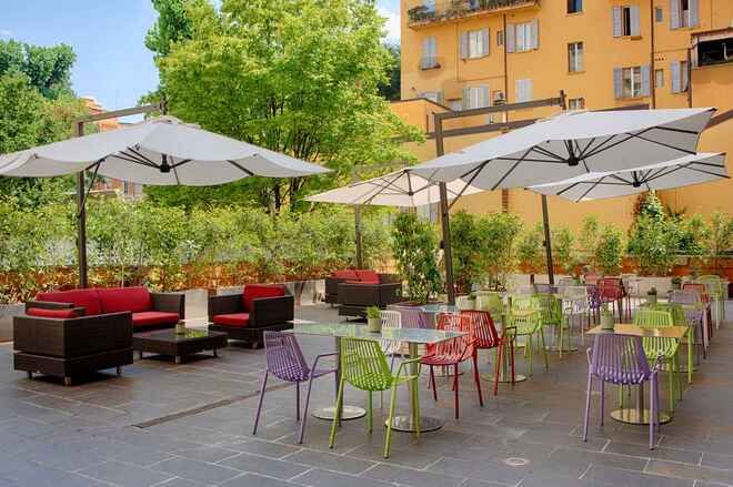 Dehor esterno dell'UNA Hotels Bologna Centro