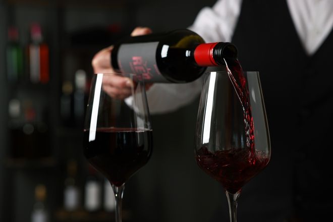 Cameriere Versa Del Vino Per Degustazione (1) (2)