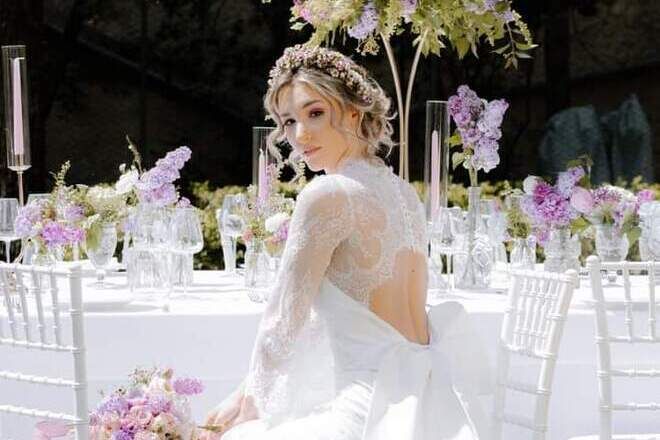 Sposa seduta al tavolo nel parco esterno del Grand Hotel San Gemini