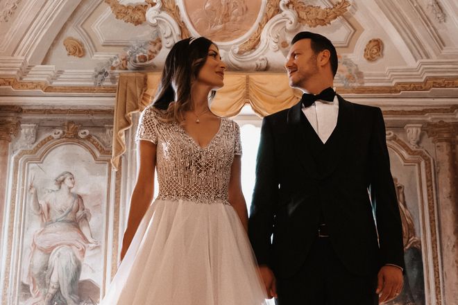Coppia di sposi nella sala dell'hotel Posta Donini UNA Esperienze