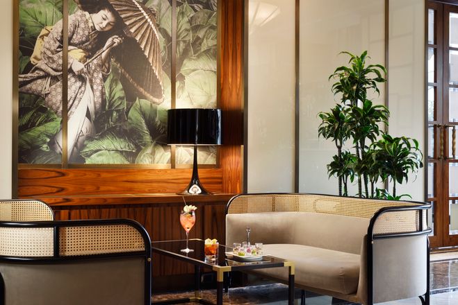 Hall con tavolo per aperitivo al Principi di Piemonte
