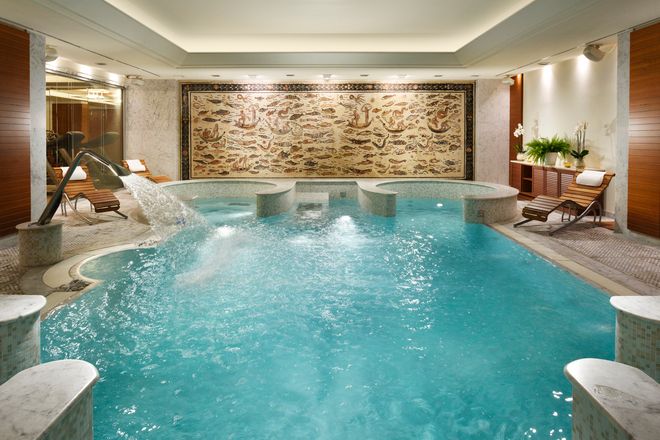 Alkemy SPA, piscina con getto all'interno del Principi di Piemonte