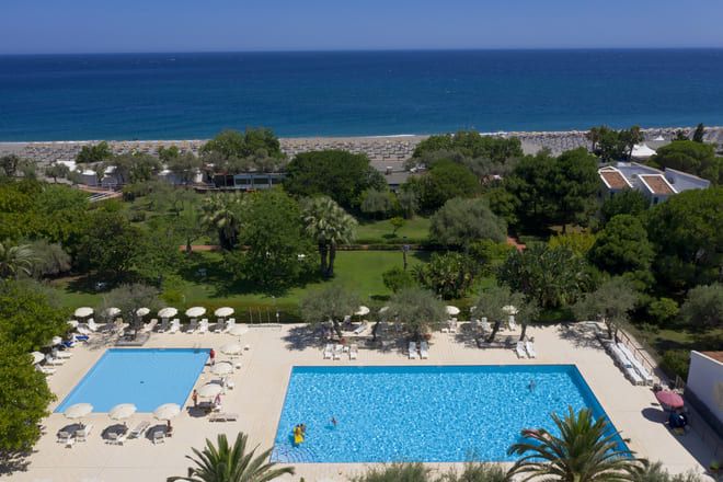 Vista mare con giardino rigoglioso all' UNA Hotels Naxos Beach Sicilia