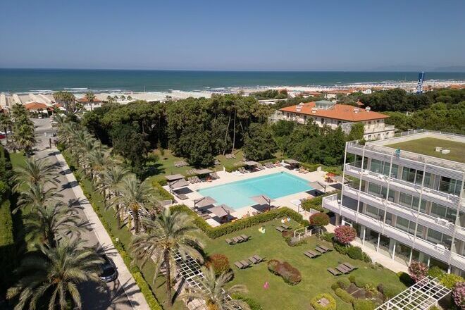 Versilia Lido Hotel with pool and park near the beach