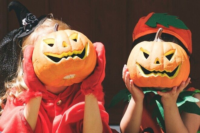 Coppia Di Bambini in Maschera Con Zucche Sul Viso (1) (1) (1) (2)