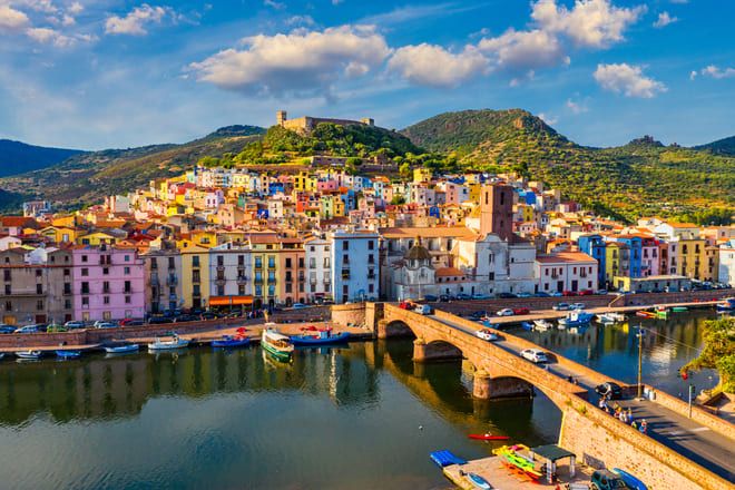 Panoramica di Bossa, il borgo arcobaleno