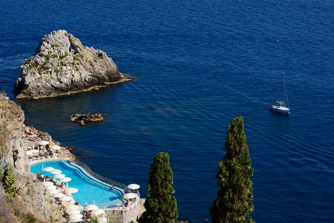 Piscina dell'UNA Hotels Capotaormina e scorcio sul mare