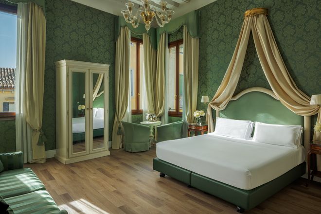 Stanza con letto e arredi di pregio al Maison Venezia UNA Esperienze