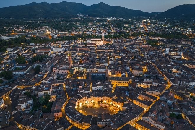4 Panoramica Aerea Di Lucca Illuminata