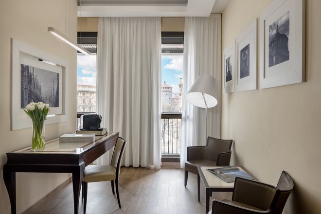 JUnior Suite Dell'una Hotels Cusani Milano Con Tavoli E Sedute (1) (2)