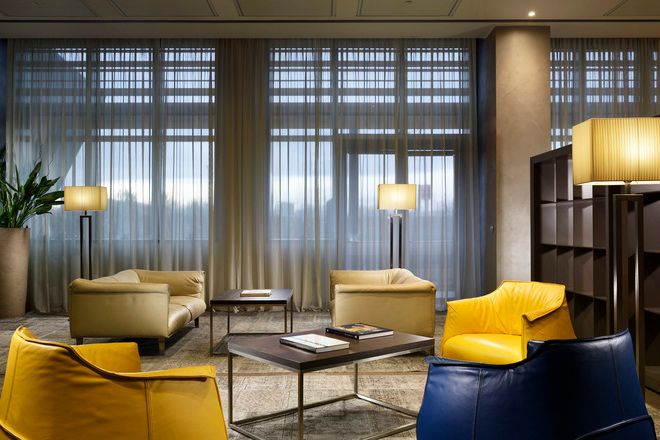 Lobby con poltrone e lampade al San Vitale Bologna Bologna Lobby