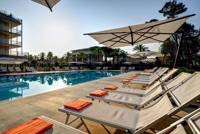 Piscina Del Versilia Lido Al Tramonto Con Sdraio E Ombrelloni