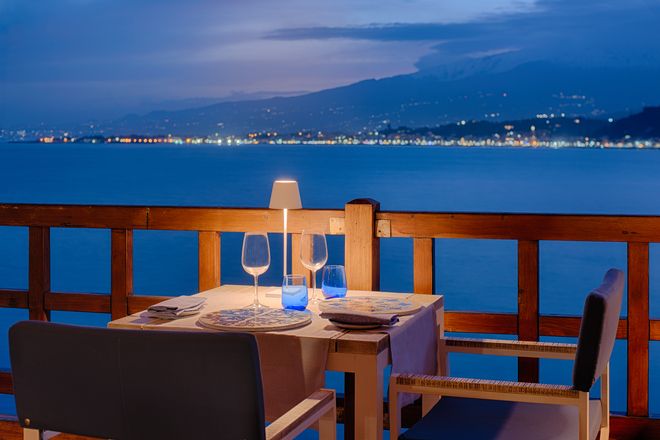 Table with lamps in Le Grand Bleu restaurant