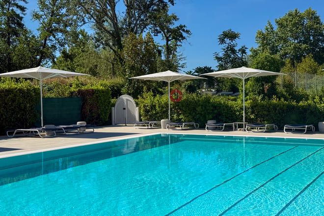 Piscina All'aperto Nel Giardino Dell'una Hotels Forte Dei Marmi Con Ombrelloni (1) (2) (1) (2)