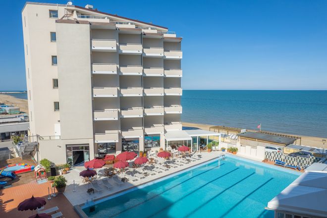 UNA Hotels Imperial Sport Hotel Pesaro con spiaggia, mare e piscina