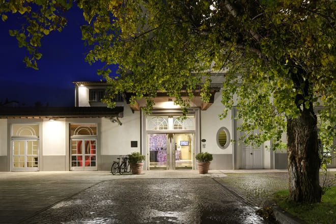 Esterno e ingresso dell'UNA Hotels Vittoria Firenze