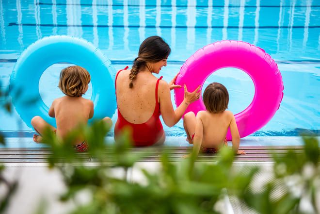 Mamma Con Figli Nella Piscina Dell'una Hotels Sport Hotel Pesaro