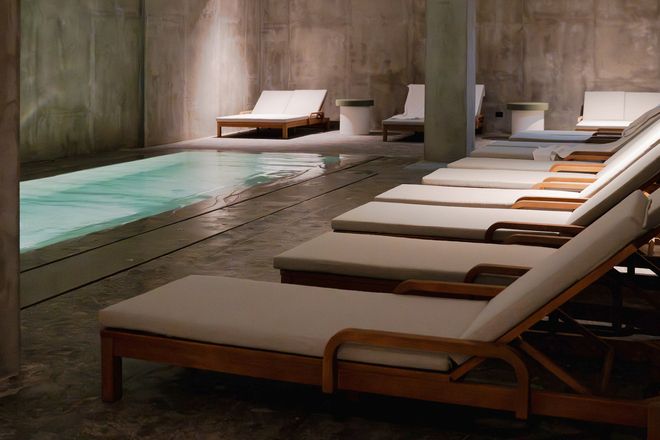 SPA con piscina e sedute all'UNA Hotels One Catania