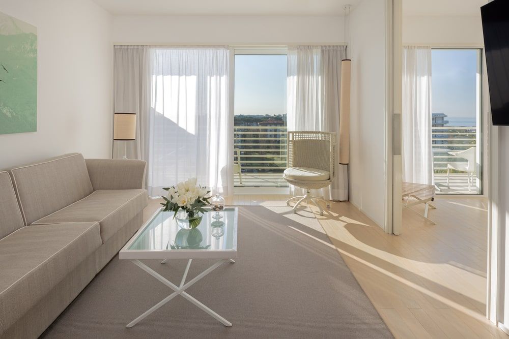 Ue Versilia Lido Junior Suite Lateral Sea View Living Area 1 1000x667 6c9b5858 Dd47 4c64 B857 B4c9378faf0e Min