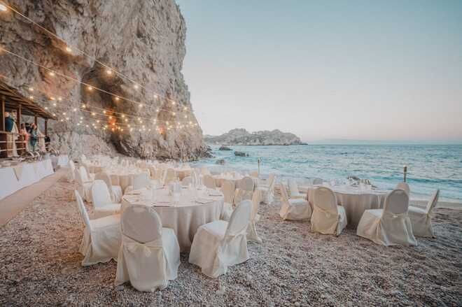 Tavoli e sedie per ricevimento nuziale sulla spiaggia privata dell'UNA HOtels Capotaormina