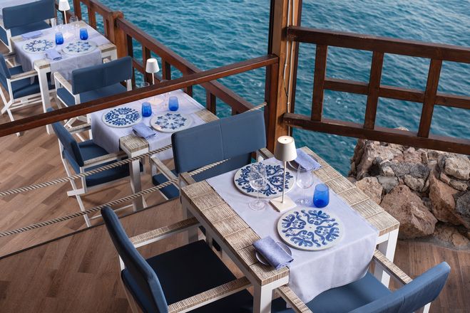Restaurant on the sea with table for two at UNA Hotels Capotaormina