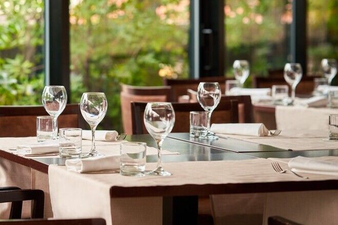 Ristorante Dell'una Hotels Galles Milano Con Tavoli, Bicchieri E Giardino Sullo Sfondo (1) (1) (2)