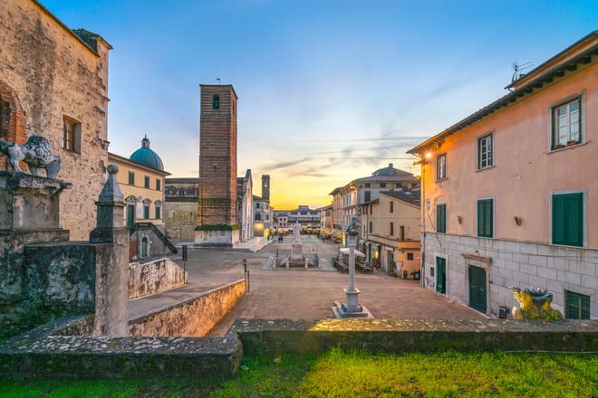 Centro Storico Del Borgo Di Pietrasanta Al Tramonto