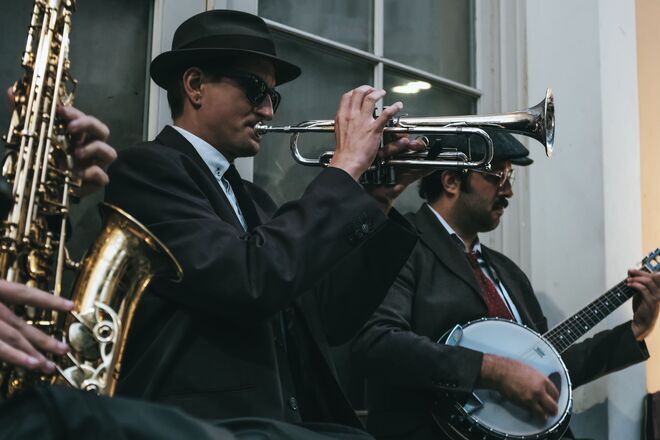 Gruppo Jazz Si Esibisce Davanti a Una Finestra Con Sassofono E Banjo