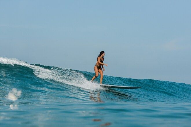 Ragazza Fa Surf Su Tavola Durante Il Giorno