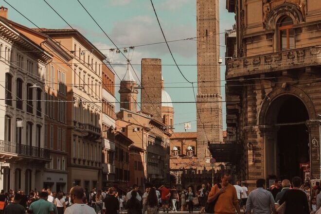Vista Delle Due Torri Di Bologna Dalla Piazza (2)