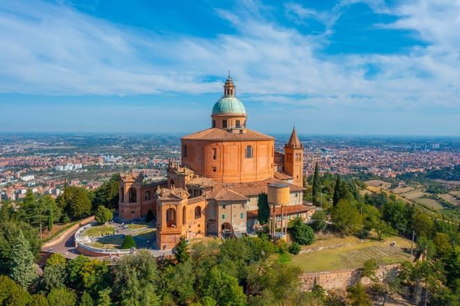 Santuario di San Luca Bologna con vista della città dall'alto
