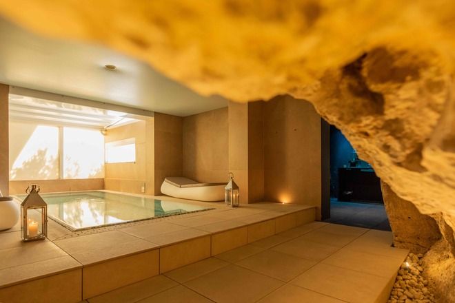 Interno Della Spa Con Piscina Dell'una Hotels One Siracusa