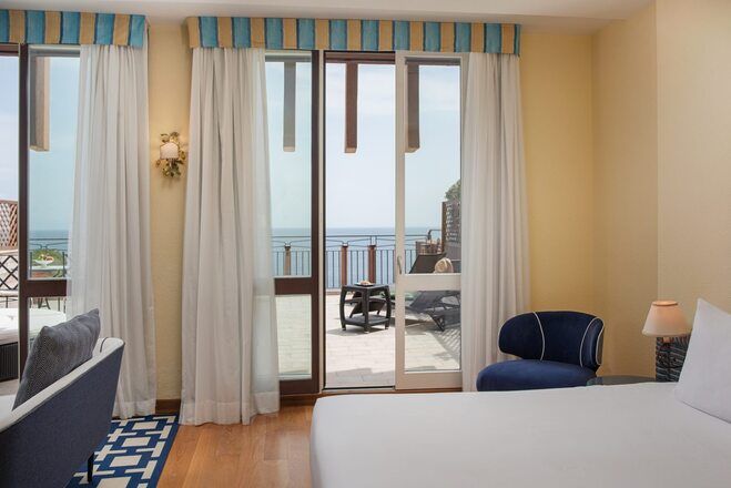 Suite dell'UNA Hotels Capotaormina con balcone vista mare