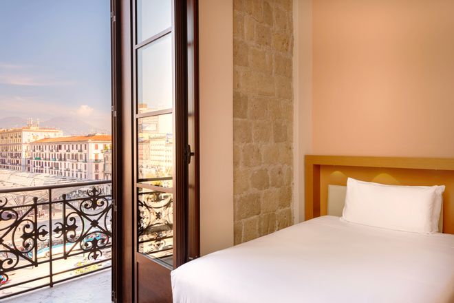 Stanza Dell'una Hotels Napoli Con Finestra Sulla Città