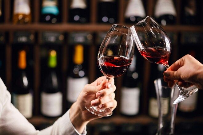 Brindisi Con Calici Di Vini Durante Degustazione (1)