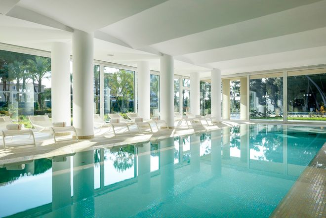 Piscina Al Coperto Con Sdraio Al Versilia Lido