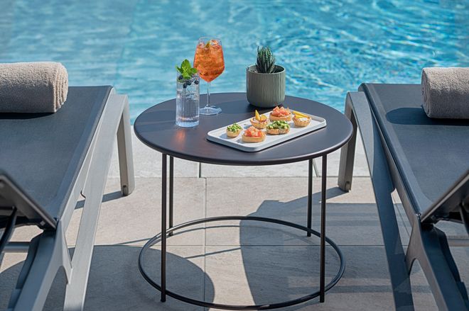 Tavoli con aperitivo a bordo piscina