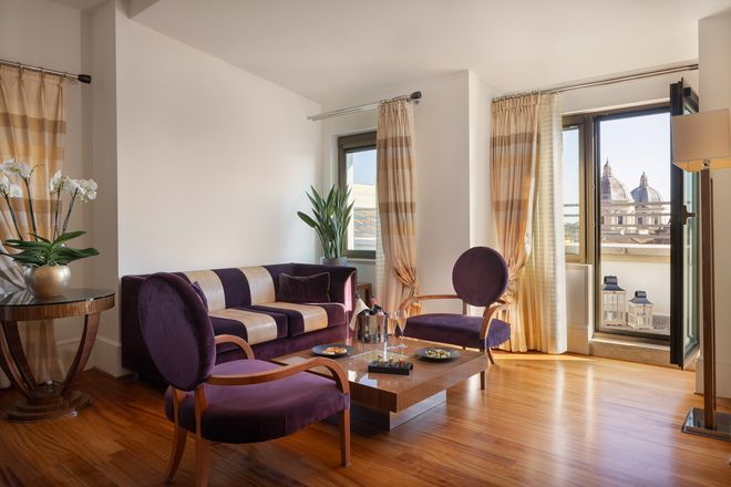 Camera dell'UNA Hotels Deco Roma con divano e balcone